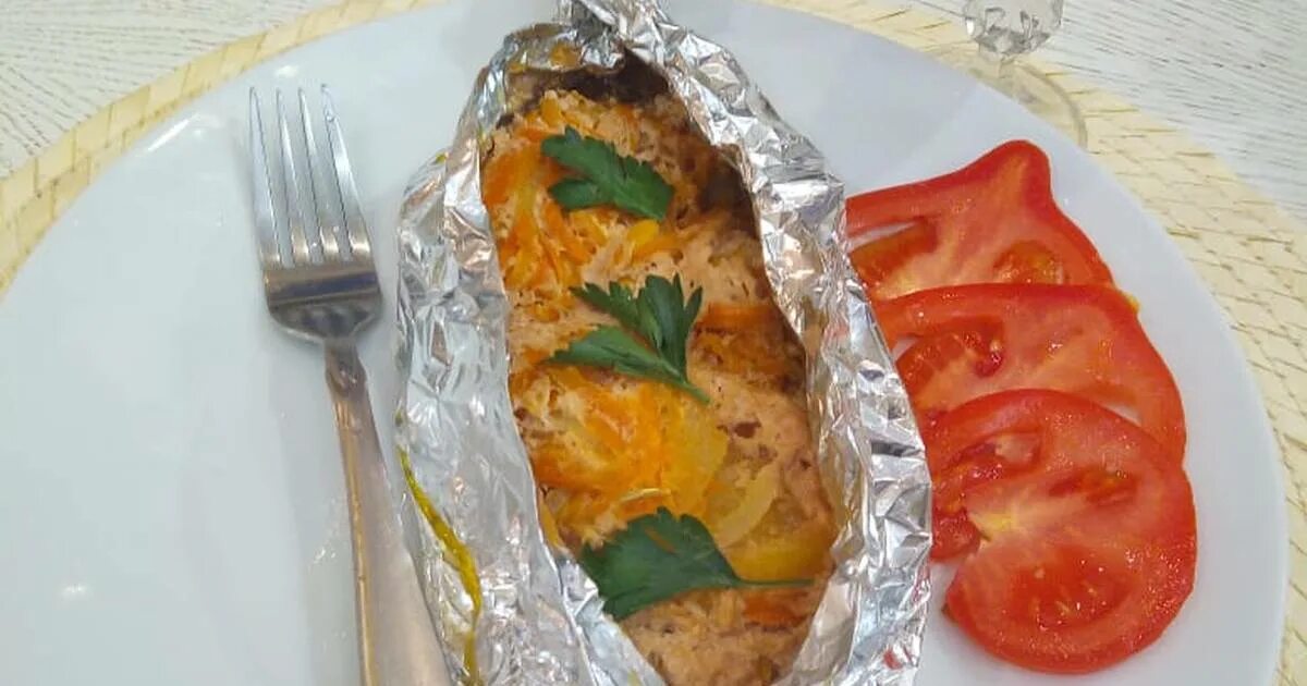 белая рыба пикша. пикша в духовке с овощами. пикша в духовке. пикша в томатном соусе. пикша запеченная с овощами.