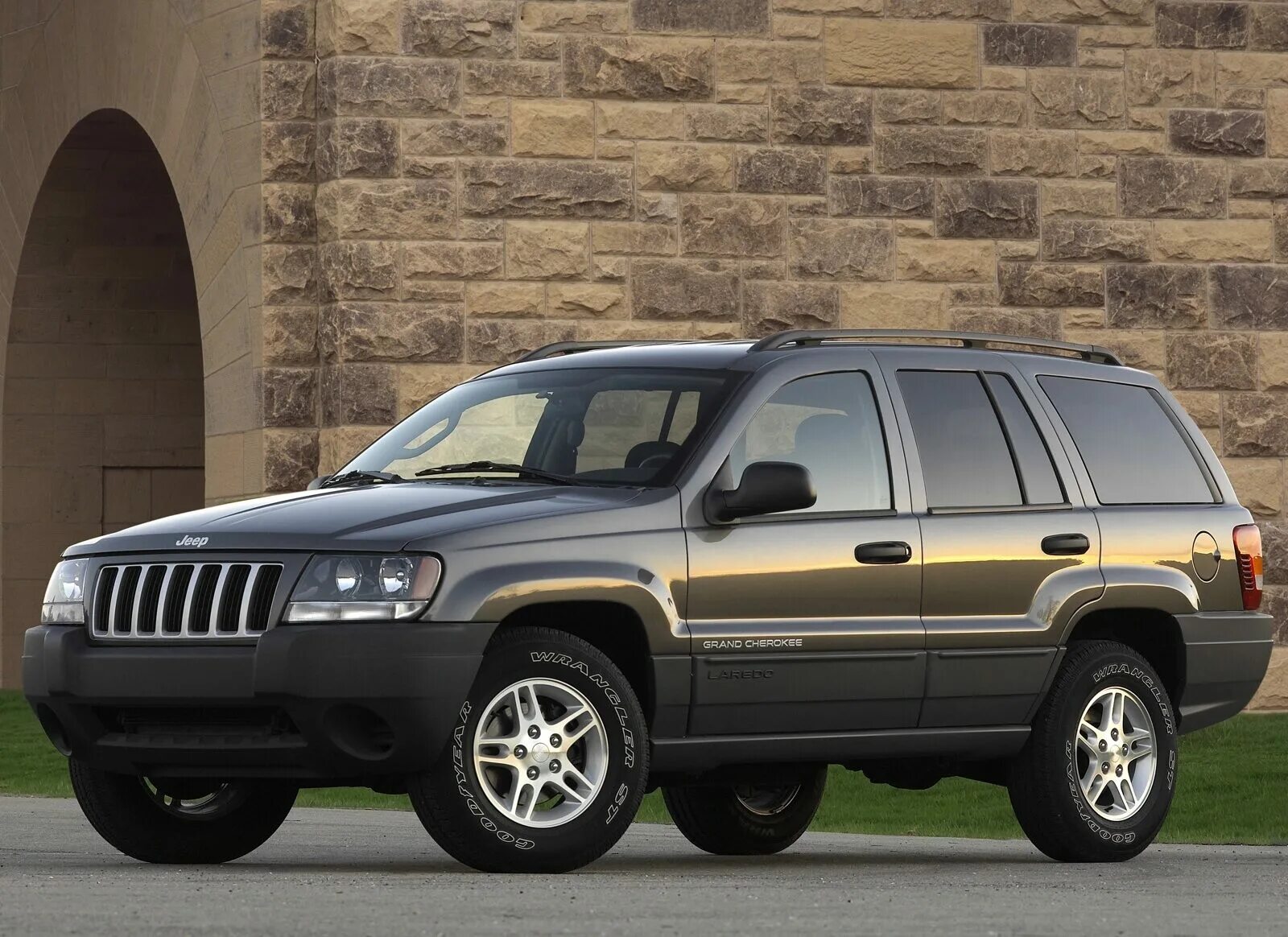 Гранд чероки 2000 года. Jeep Grand Cherokee Laredo 2004. Jeep Grand Cherokee 1998-2004. Jeep Grand Cherokee 2003. Jeep Grand Cherokee WJ 2004.