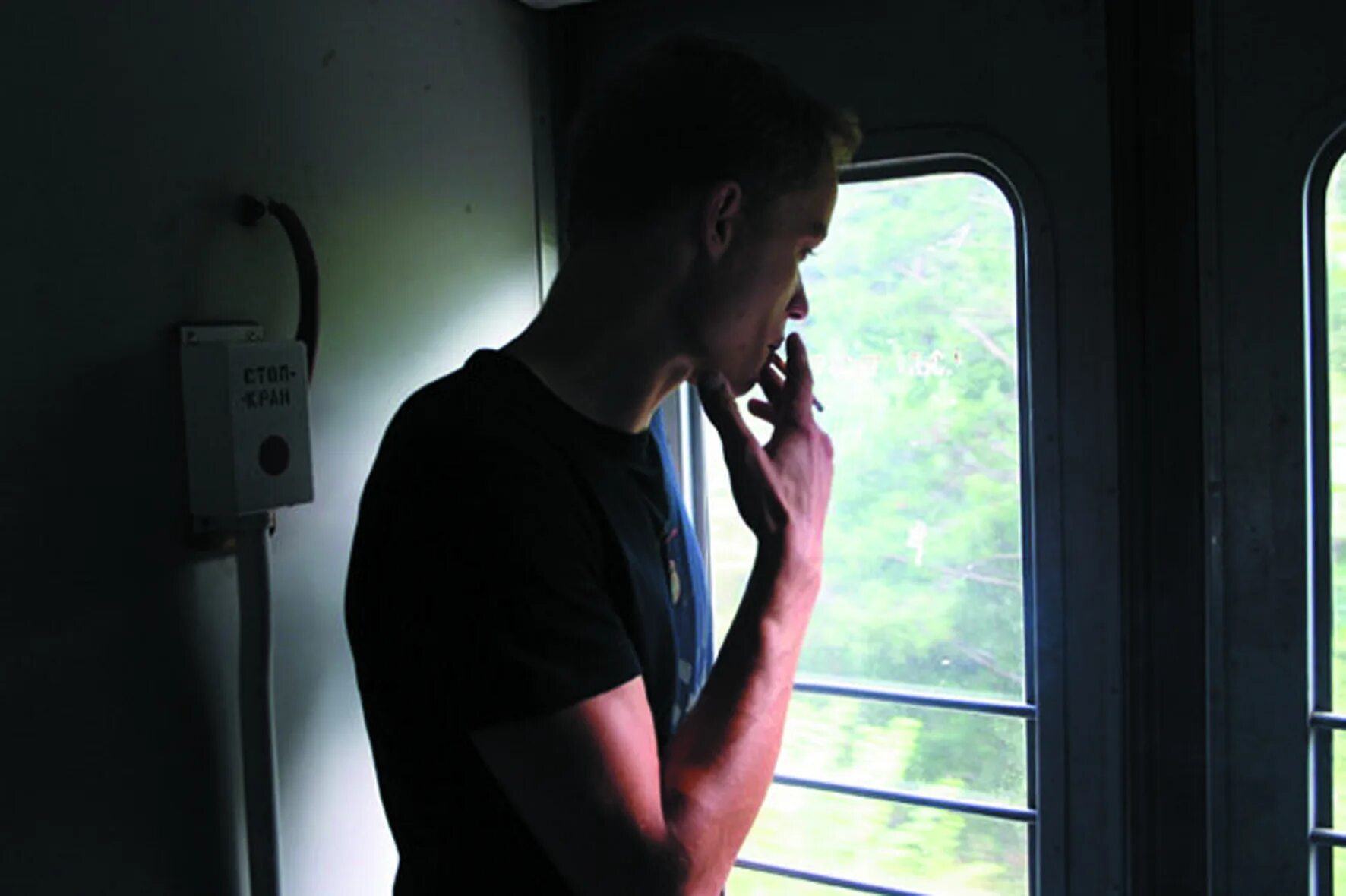 Можно ли курить в поезде дальнего. Парень в поезде. Парень в электричке. Парни курят в электричке. Курит в поезде.