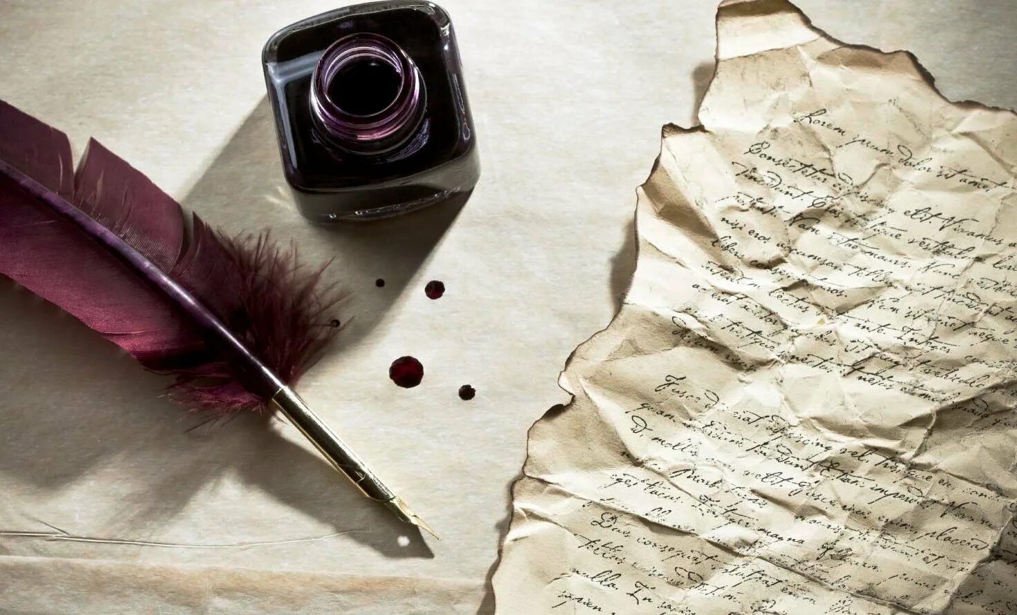 Перо и лист бумаги. Перо и чернила. перо для письма. перо чернила и бумага. рукопись и перо.