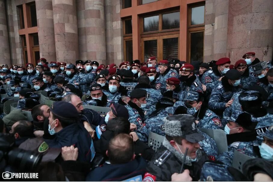 Армению захватили. Протесты в Армении 2021. Полиция Еревана. Митинги в Армении. Здание полиции Армения.