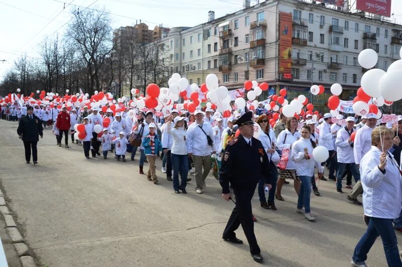 1 мая пермь. Демонстрация 1 мая. Первомайская демонстрация Пермь. Украшение колонны на 9 мая.