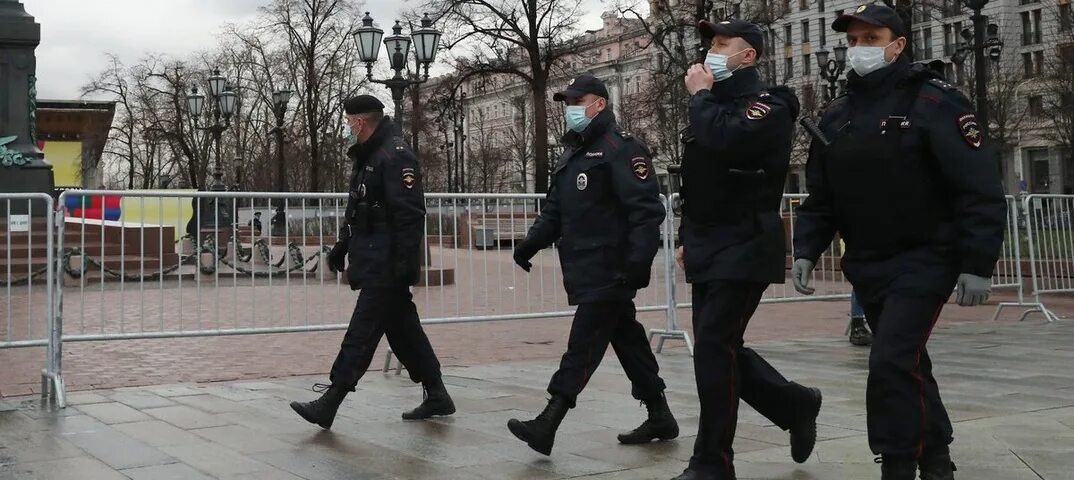 Москва усиленные меры. Задержания 4 июня на Пушкинской площади щарик с днём рождения.