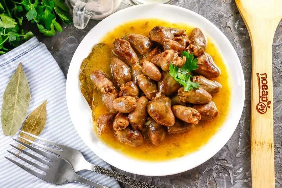 Как вкусно приготовить сердечки. Куриные сердечки. куриные сердечки с гарниром. куриные сердечки вид сверху. гарнир для куриного сердца.