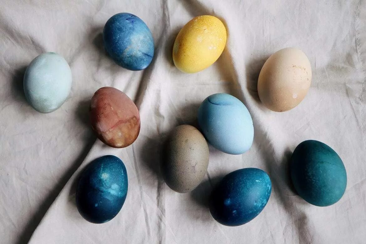 Натуральные красители для яиц. Натуральныек расители для Яци. Краска яиц натуральными красителями. Натуральные красители для яиц на Пасху.