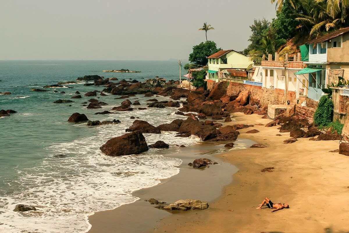 Священный город варанаси. Индия северный гоа арамболь. Индия южное гоа отели. Гокарна индия. Побережье индии города.