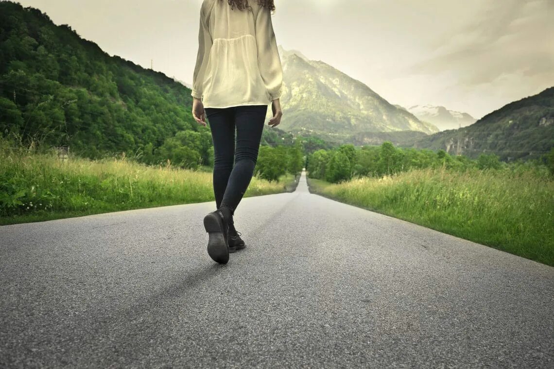 Идти свернуть. Идти вдоль. идти вдоль дороги. walk картинка. long road.