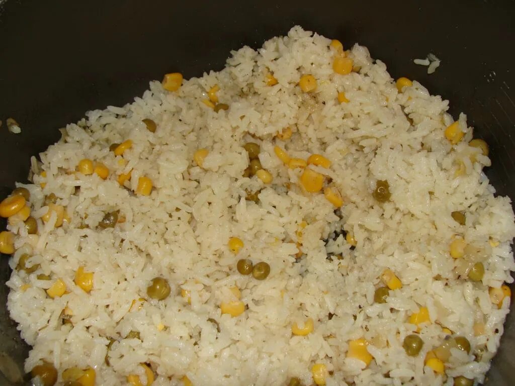 Рис кукуруза горошек морковь. Рис с кукурузой и курицей в духовке. Рис с кукурузой и горошком и курицей. Рис с овощами и курицей в духовке. Рис с кукурузой в духовке.