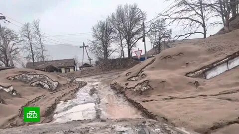 Вулкан засыпал пеплом