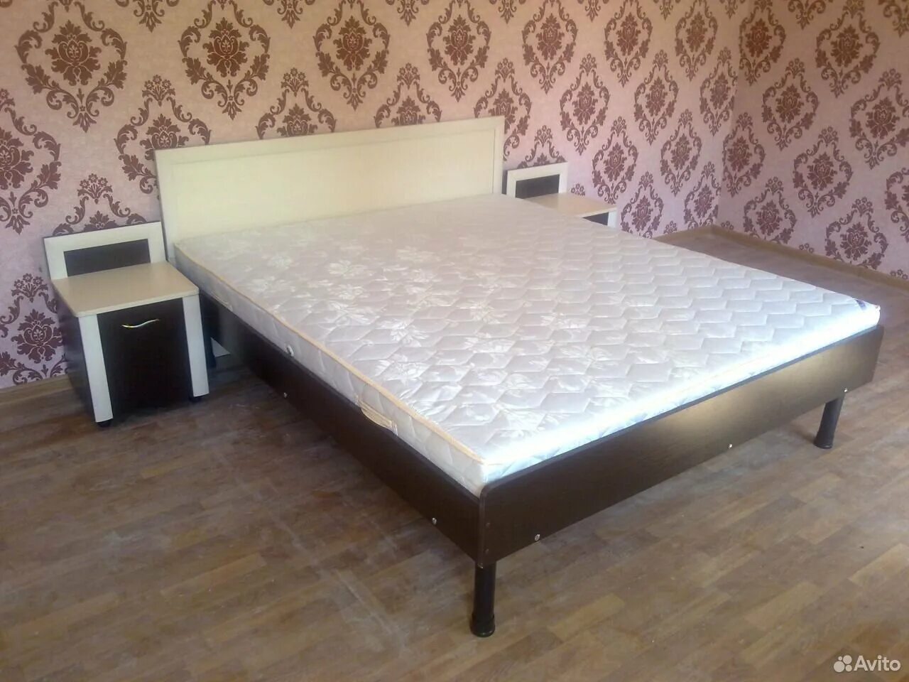 На диване керчь. Двуспальные кровати на avito. Авито кровать чердак б/у белая. Кровать фиеста 140х200 бтс. Авито керчь кровати.