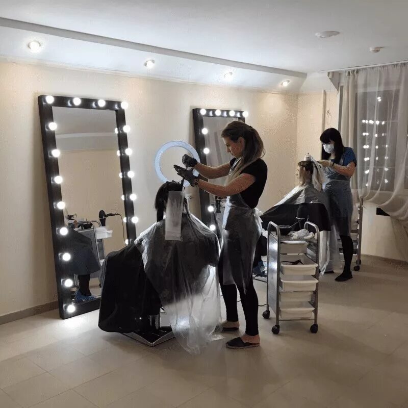 заира салон красоты владимир. салон красоты тюмень на широтной. брюнетка в салоне красоты. шпилька парикмахерская саратов. название салона красоты стрижка и маникюр.