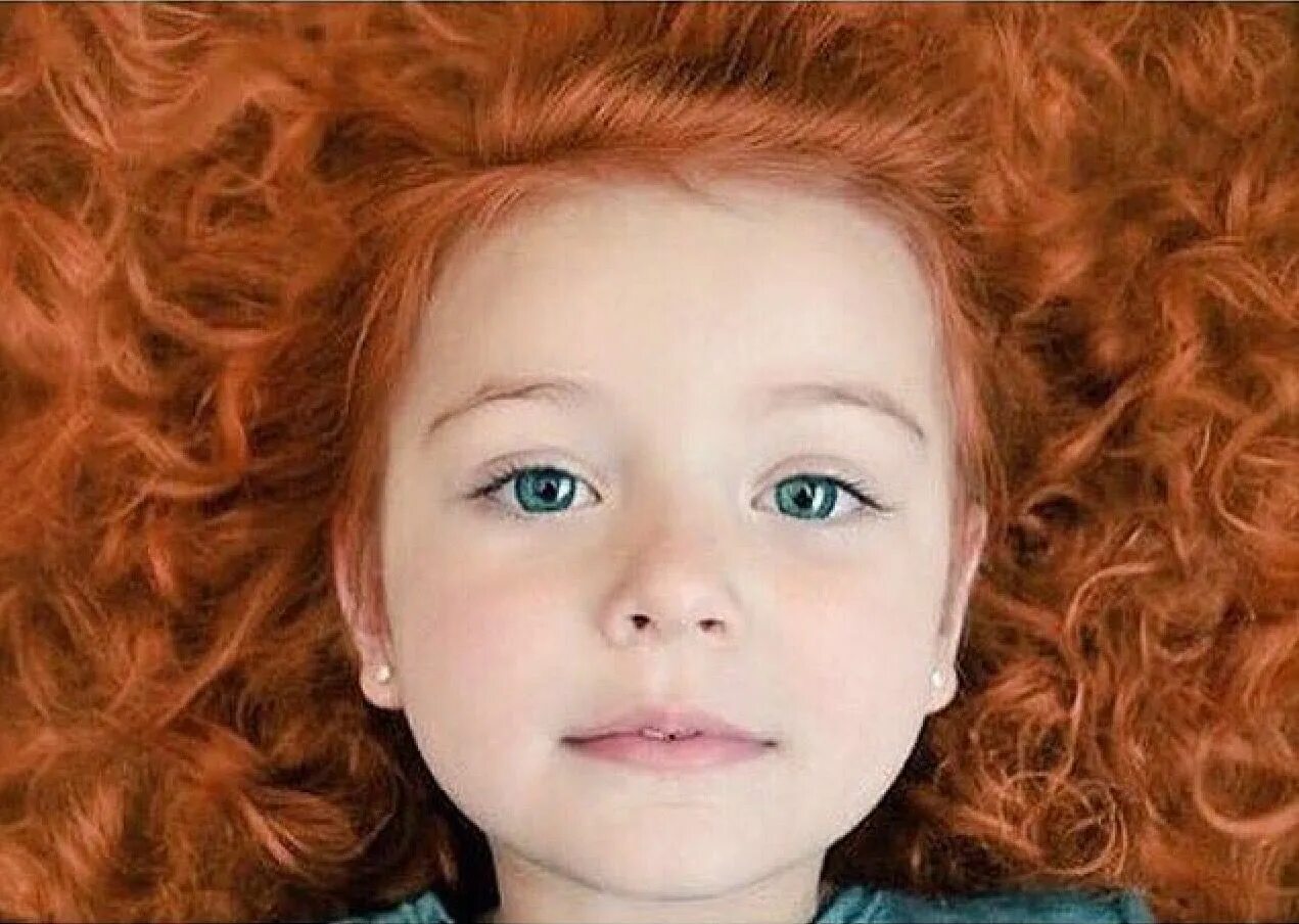 Родилась с рыжими волосами. Дети с рыжими волосами. Рыжие кудрявые волосы дети. Рыжие дети с голубыми глазами. Кудрявая девочка.