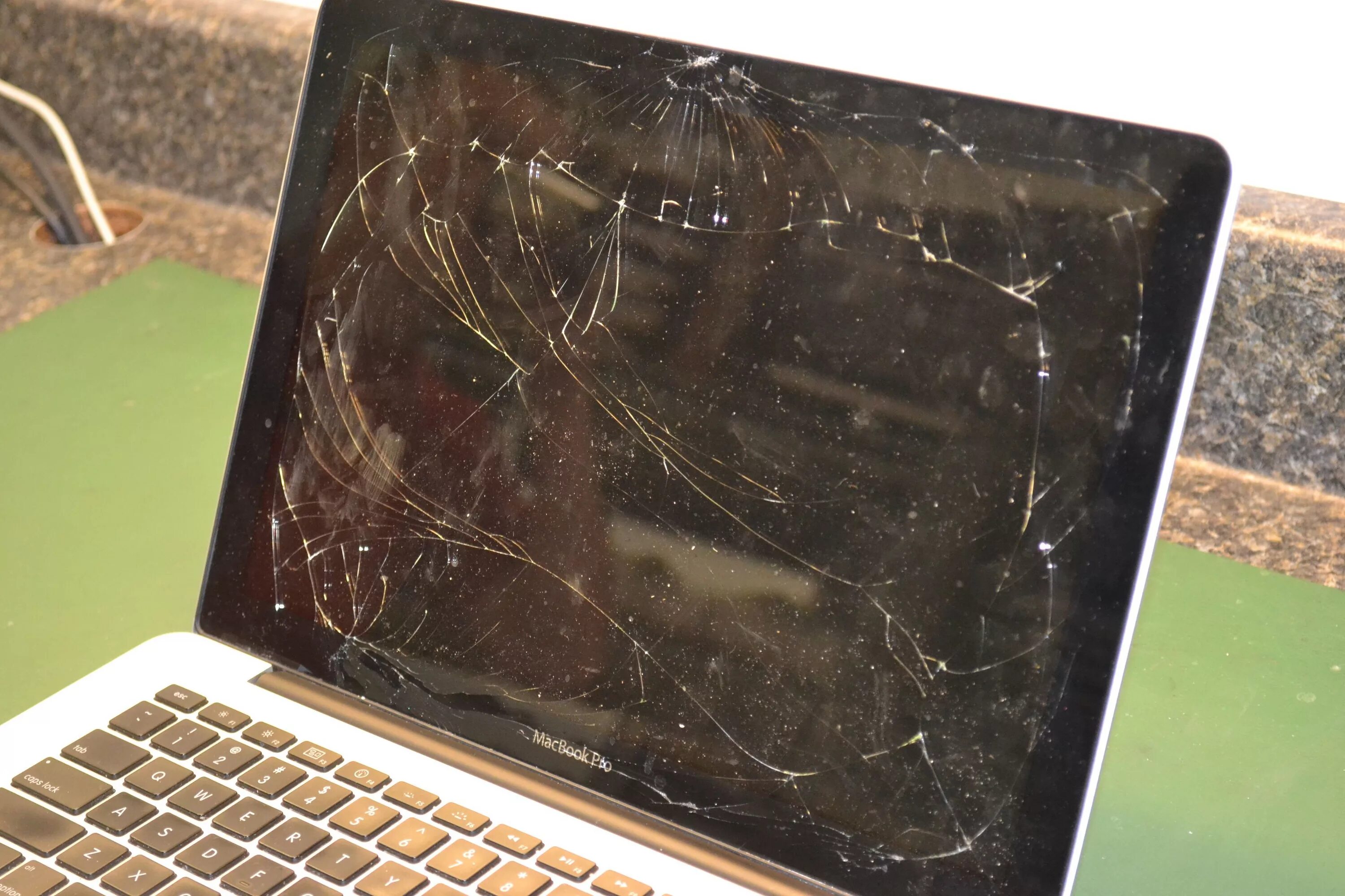 Разбил ноутбук. MACBOOK Pro 13 разбит экран. Макбук Эйр разбитый монитор 16.10. Макбук 2011 сломанный. Разбитый ноутбук.