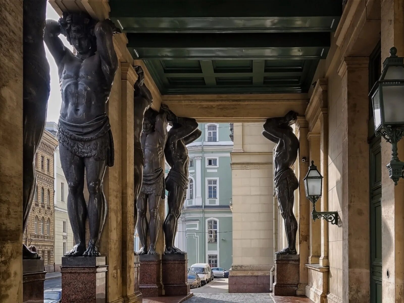 Атлант эрмитаж. Атланты новый эрмитаж в санкт-петербурге. новый эрмитаж атланты. атланты портик эрмитаж. портик нового эрмитажа атланты.
