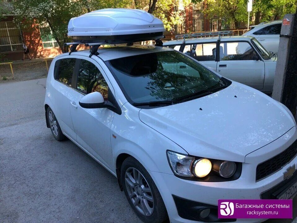 Купить багажник авео шевроле. Багажник на крышу Авео т300. Багажник на Шевроле Авео т250 на крышу. Автобокс на Шевроле Авео т250. Багажник на крышу Chevrolet Volt 2.