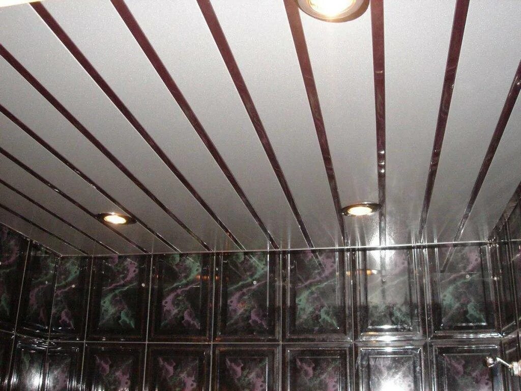 Потолок реечный Cesal c02 металлик серебристый. Потолок из панелей ПВХ. Пластиковый потолок в ванную. Пластиковые панели для потолка.