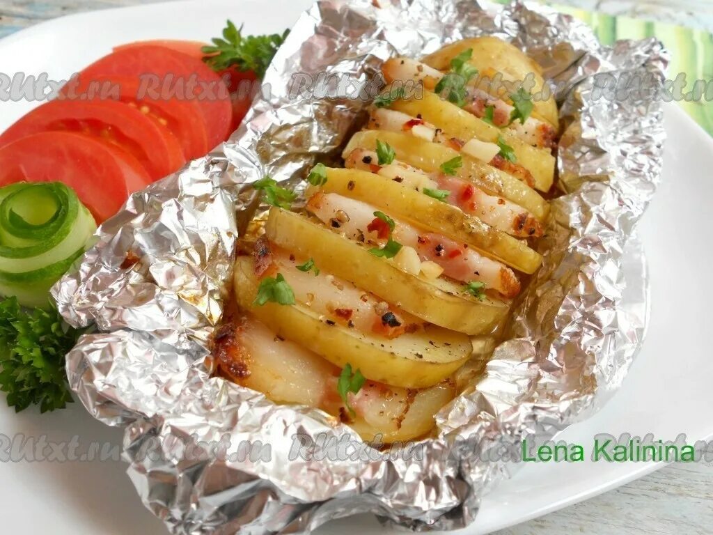 Сколько запекается картошка в духовке в фольге. Картофель запеченный в духовке с салом в фольге. картошка с салом в фольге в духовке. запечённая картошка в духовке в фольге. печёный картофель в духовке в фольге с салом.