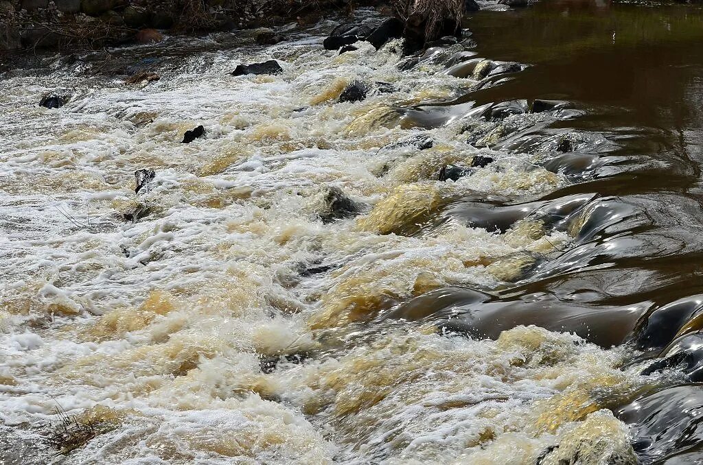 Вода в реке стала быстро прибывать. Река серая. Молочная речка вода. Река сера. Горячеисточненское серная вода.