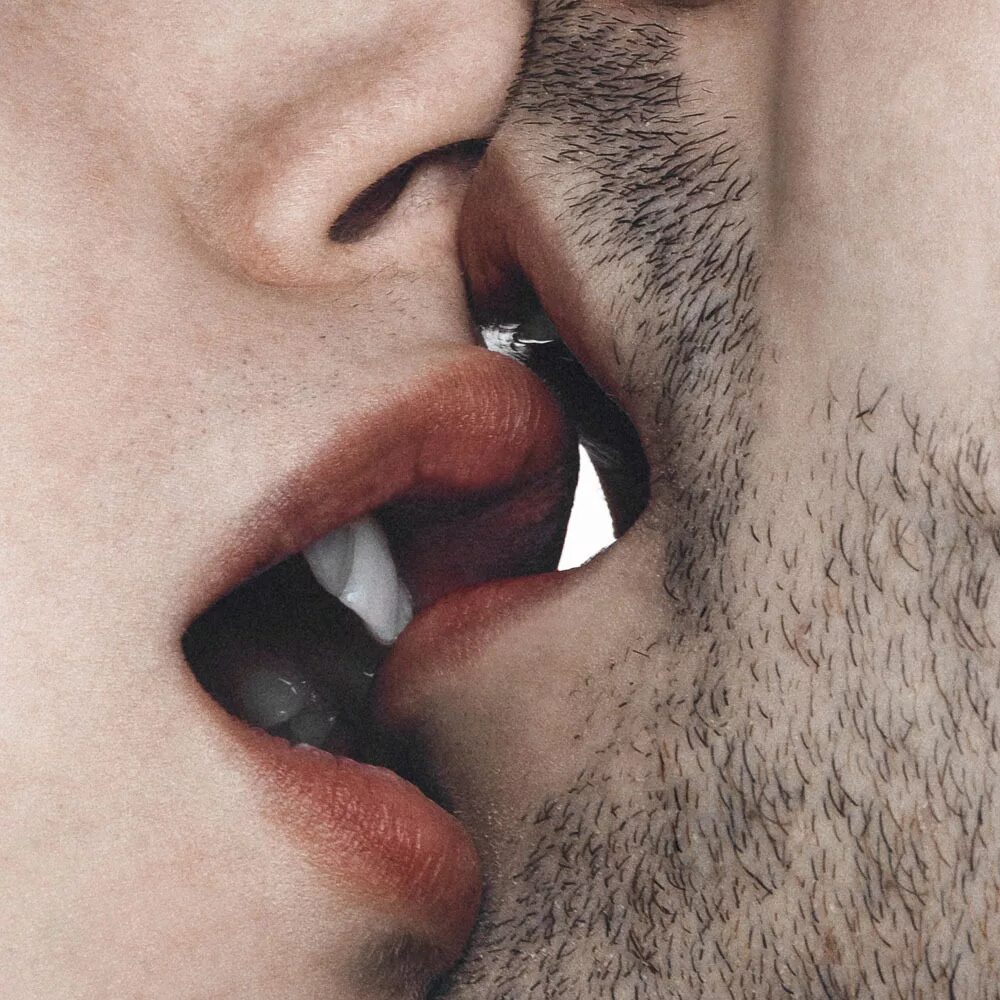 Поцелуй. Поцелуй в губы. Целующие губы.