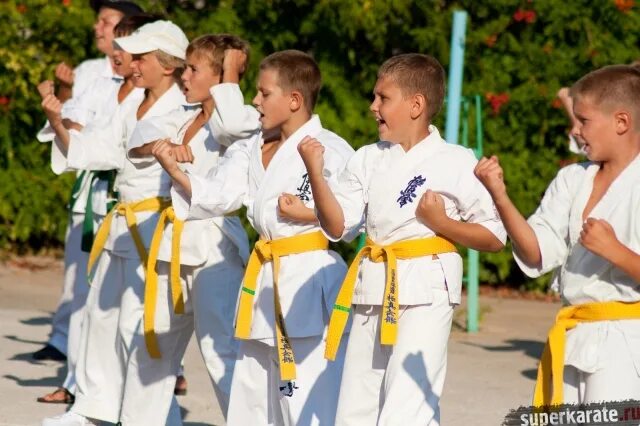 Каратисты в лагере. Лагерь каратэ киокушинкай. Киокушинкай каратэ сухум. Лагерь по каратэ в крыму киокушинкай. Лагерь карате.