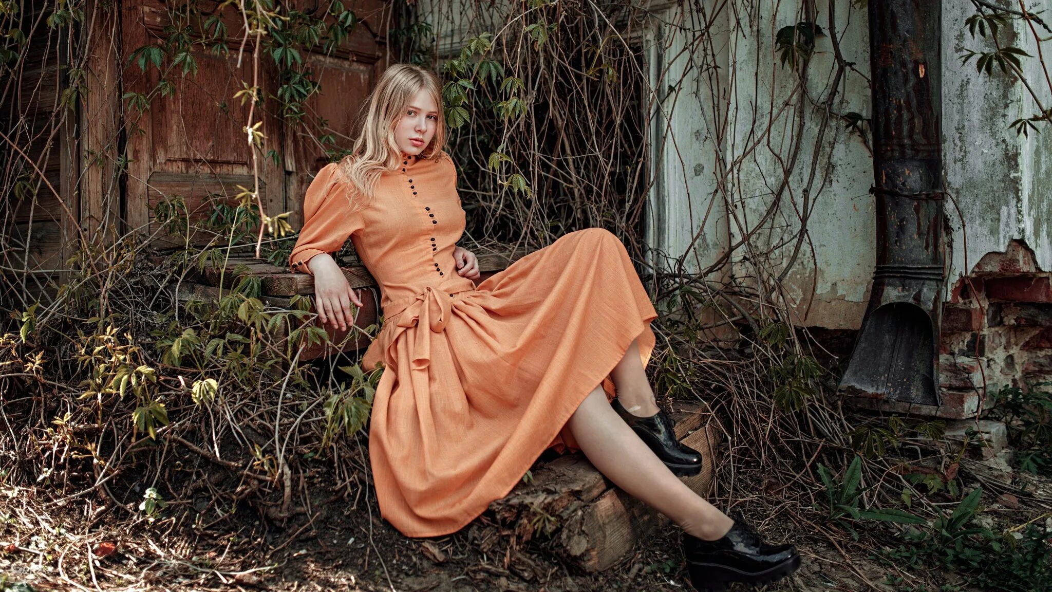 Образы русских крестьянок. Девки из глубинки. Девушка в старой одежде. Девушка в платье. Девушка в старинном платье.