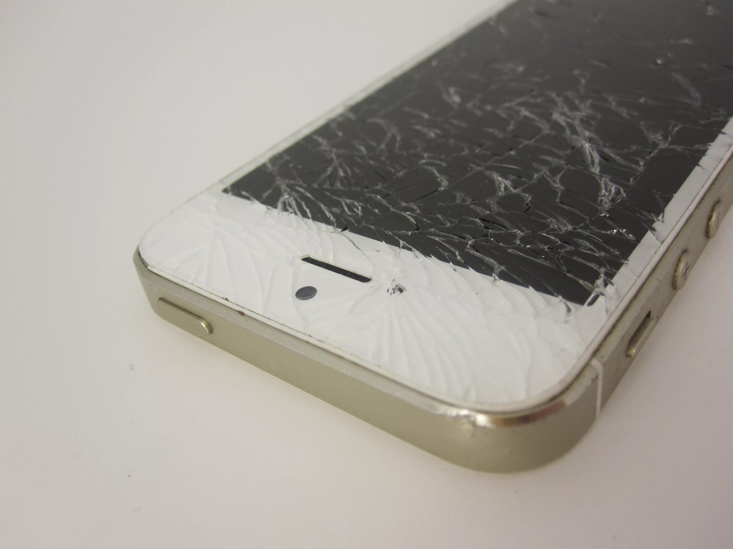 Разбитый айфон 5. Iphone 5s разбитый. Разбитый дисплей у айфон 5 s. Разбитый айфон 5s. Трещины на айфоне
