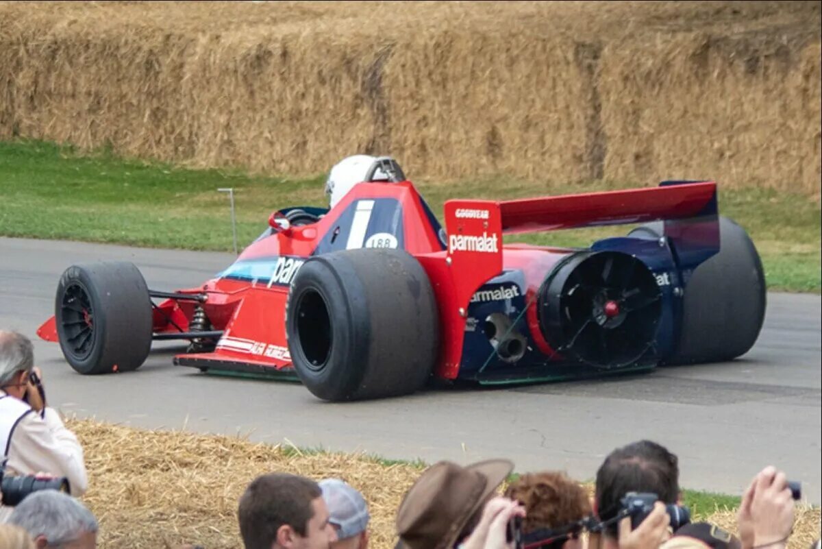 Helens car isn t very big. Brabham bt46. brabham bt46 f1. brabham bt46 &quot;fan car&quot; - niki lauda. brabham f1 вентилятор.
