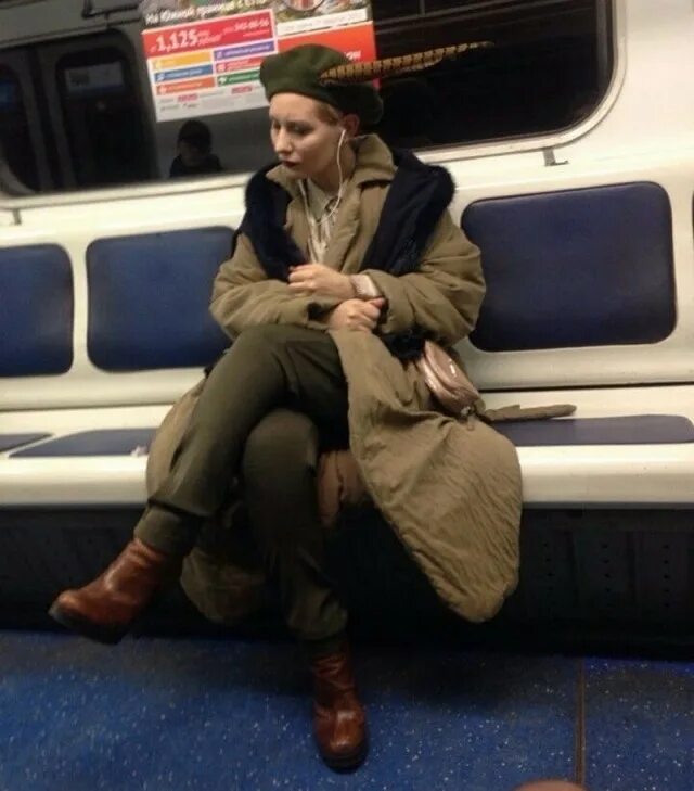 Люди в беретах в метро