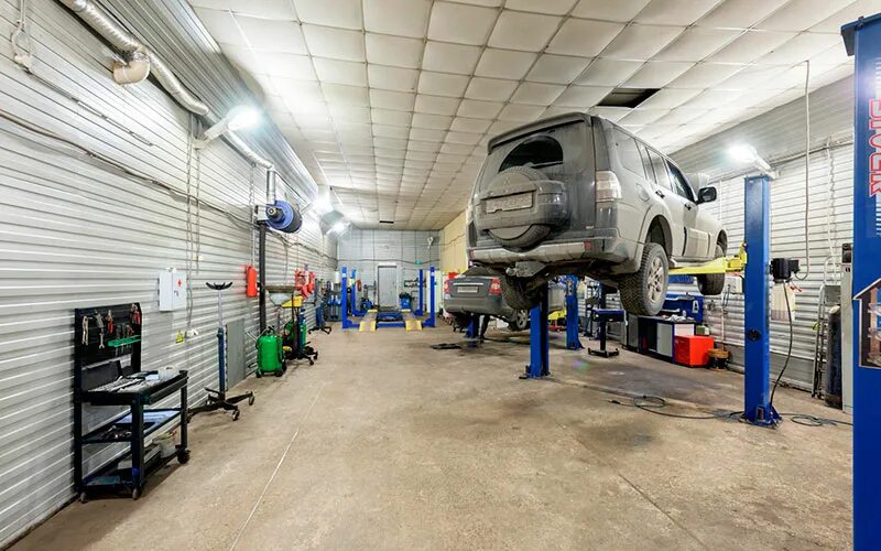 Красивый автосервис. Сто. Станция техобслуживания автомобилей. Машина в сервисе. Проектирование автосервиса.