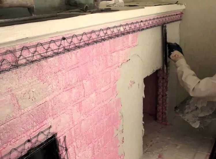 Штукатурка печки. Оштукатуривание трещин печи. Печь кирпичная оштукатуренная. Оштукатуривание печи. Оштукатуривание печи.