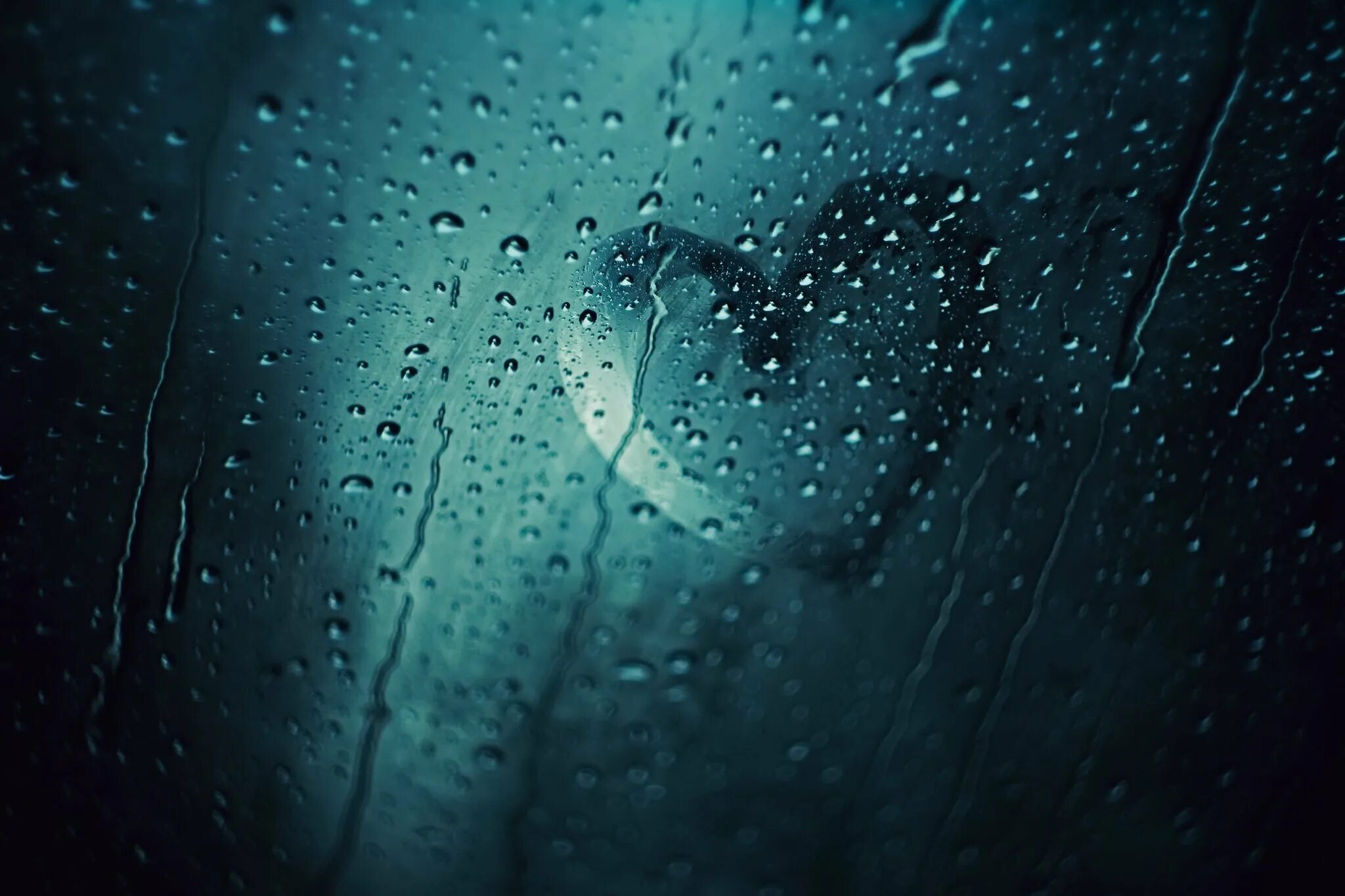 Запотевшее стекло дождь. Капли дождя. Капли на стекле. Дождь на стекле. Капли дождя на окне.