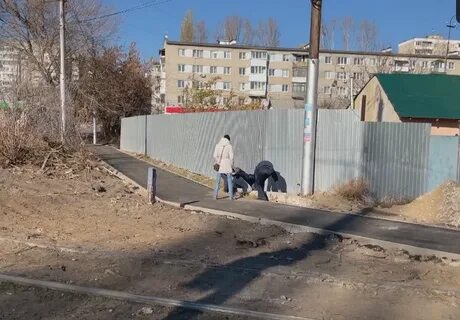 На улице людной средь белого дня