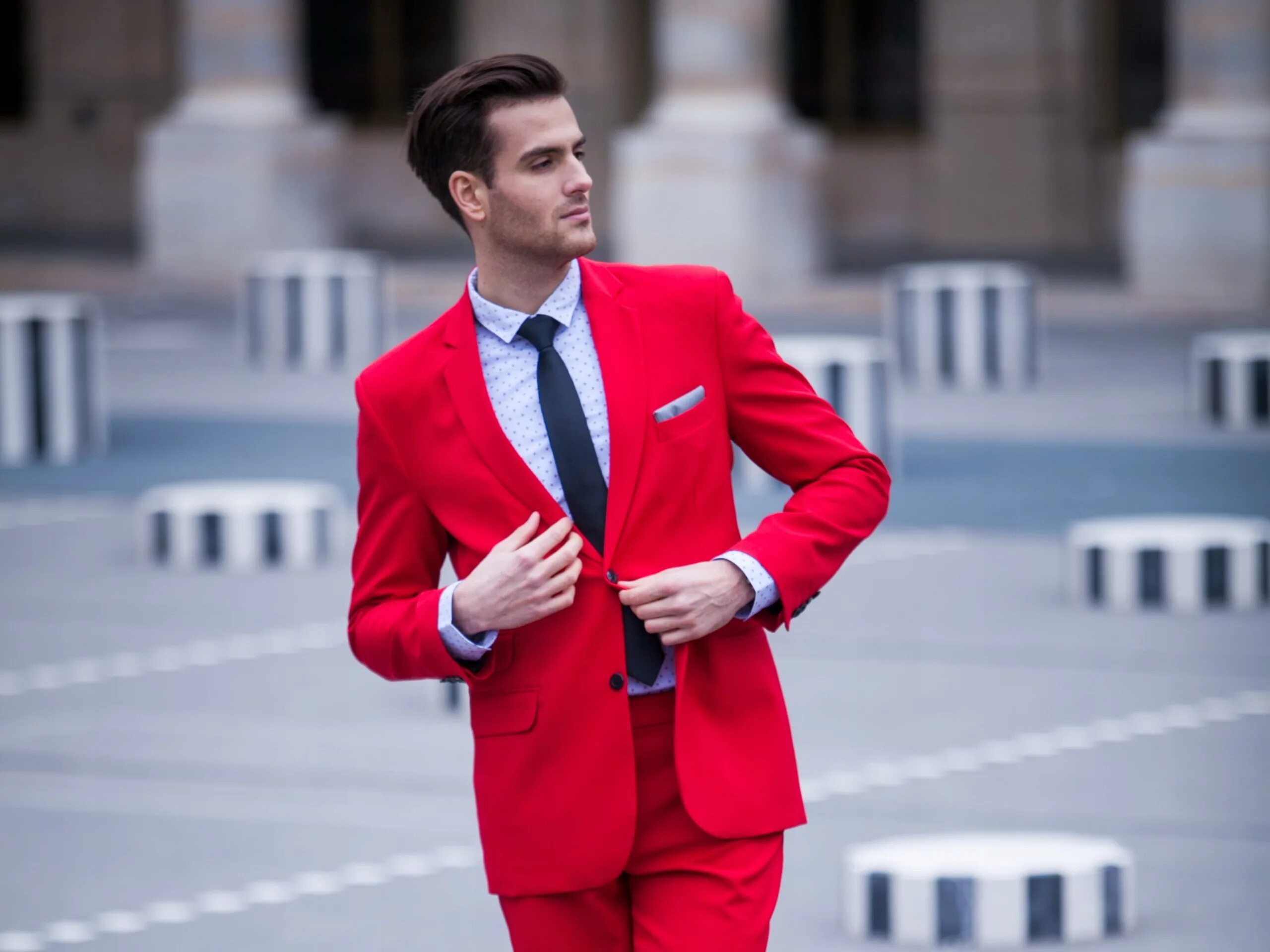 Красный классический костюм. Мужчина в Красном костюме. Красный костюм мужской классический. Яркий мужской костюм. Яркие костюмы для мужчин.