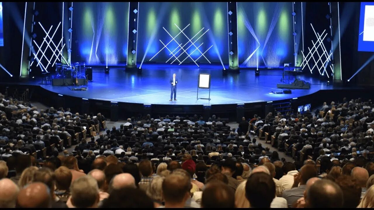 Спикер на большой сцене. International Speakers.