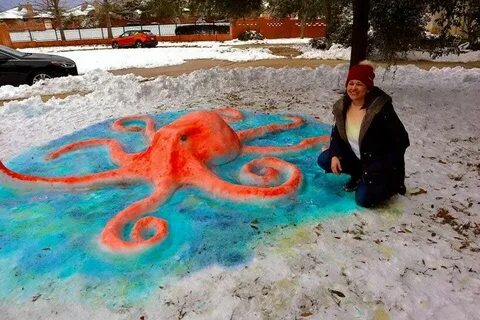 Осьминог из снега в детском