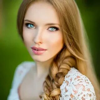 Oyoqlarini yoygan rus ayolining fotosurati.