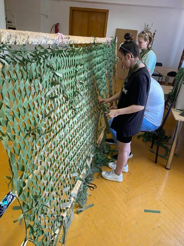 плетение маскировочной сети мастер класс. плетут маскировочные сети. плетение маскировочных сетей. камуфляж березка сетка. узлы макраме схемы плетения качелей.