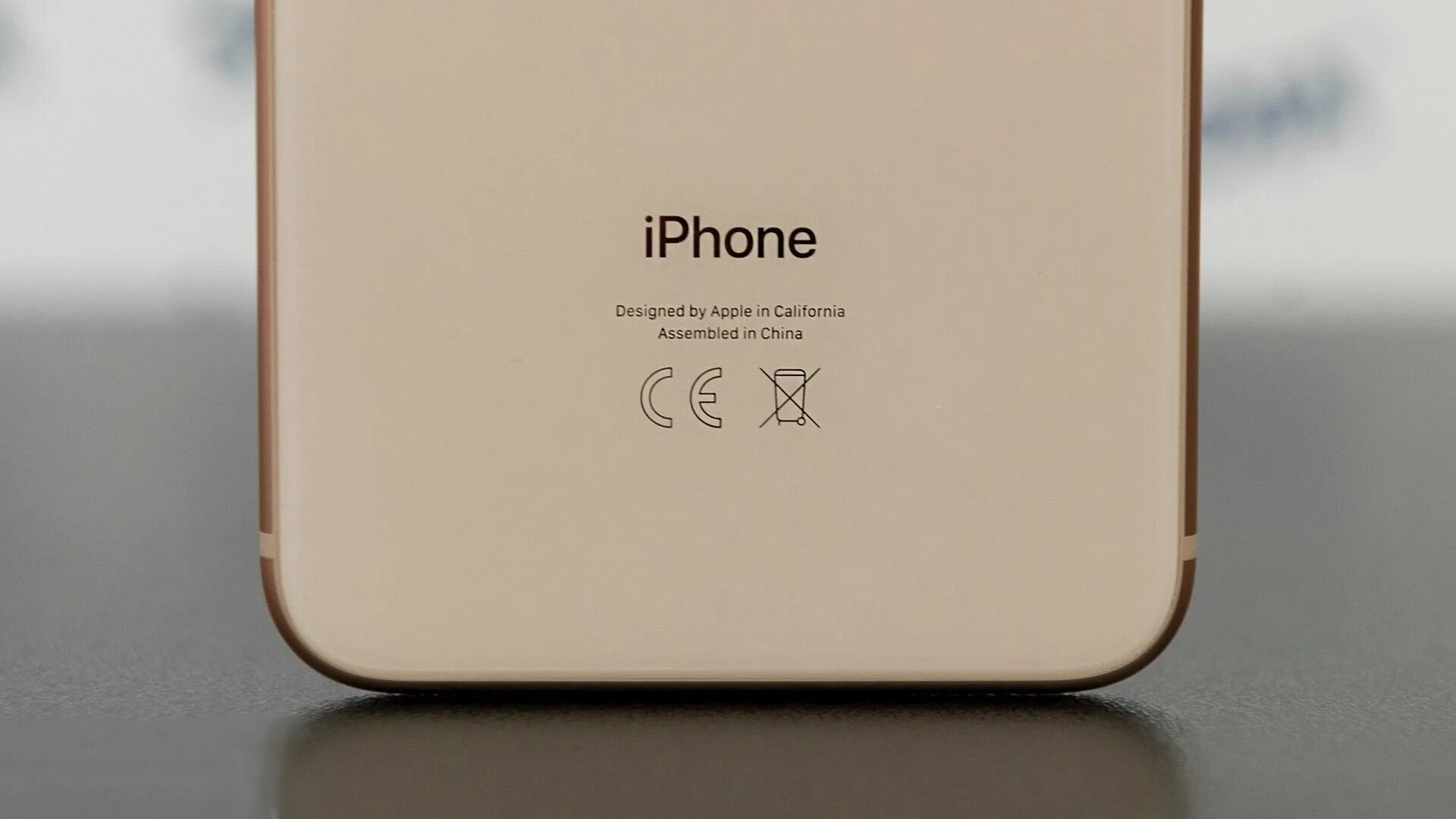На айфон написано продукт. Iphone. айфон made in china. айфон надпись на задней крышке. изготовитель айфона.