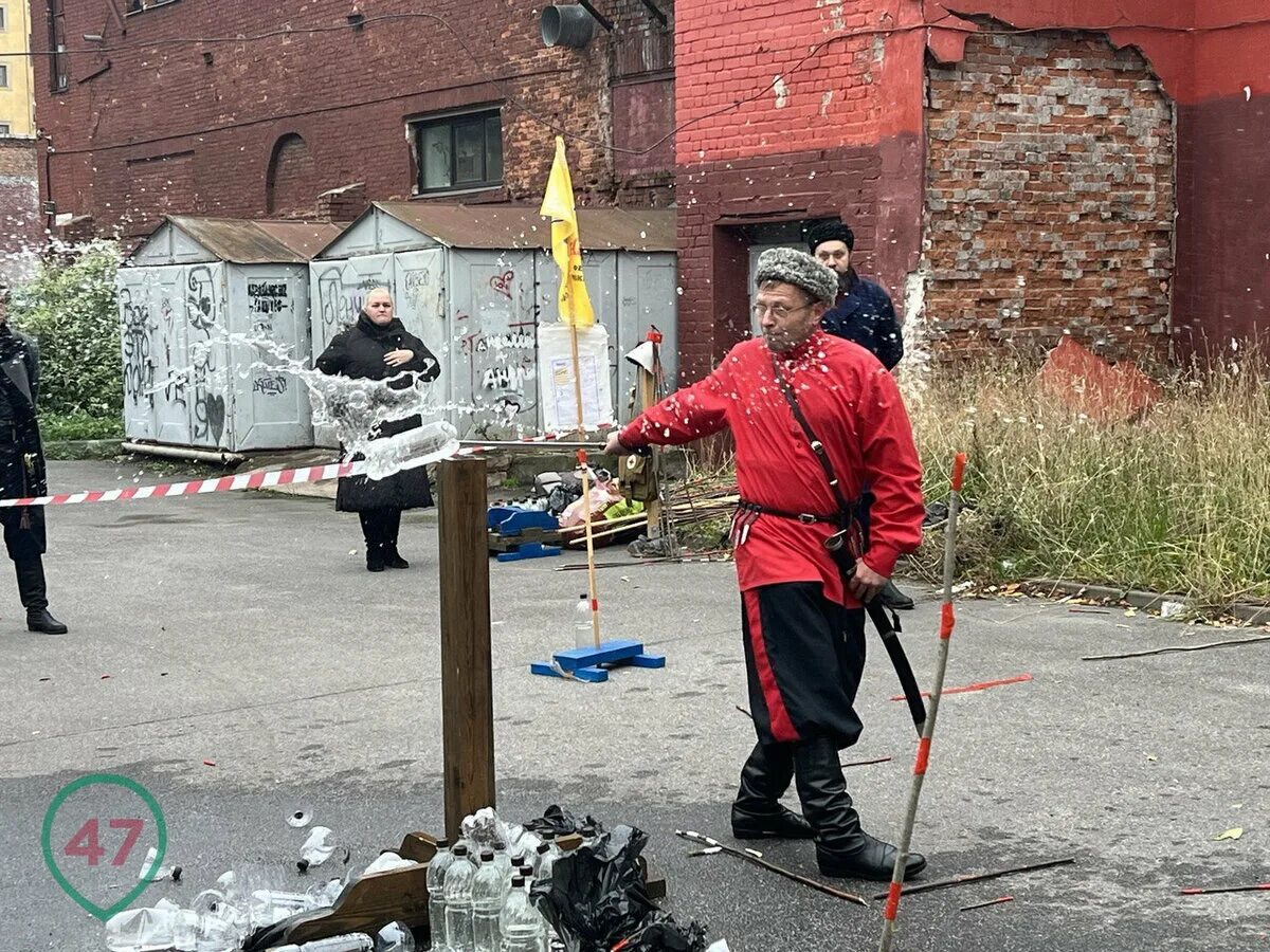 С шашкой наголо. Рубка шашкой. Парад с шашкой наголо. Казак с шашкой за спиной. Казак рубит