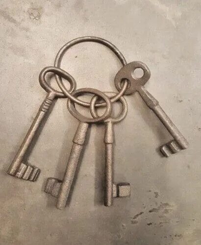 Ключ. Старинный металлический ключ. Ключ тюремщика. Много ключей на связке. Тюремщик дс3.