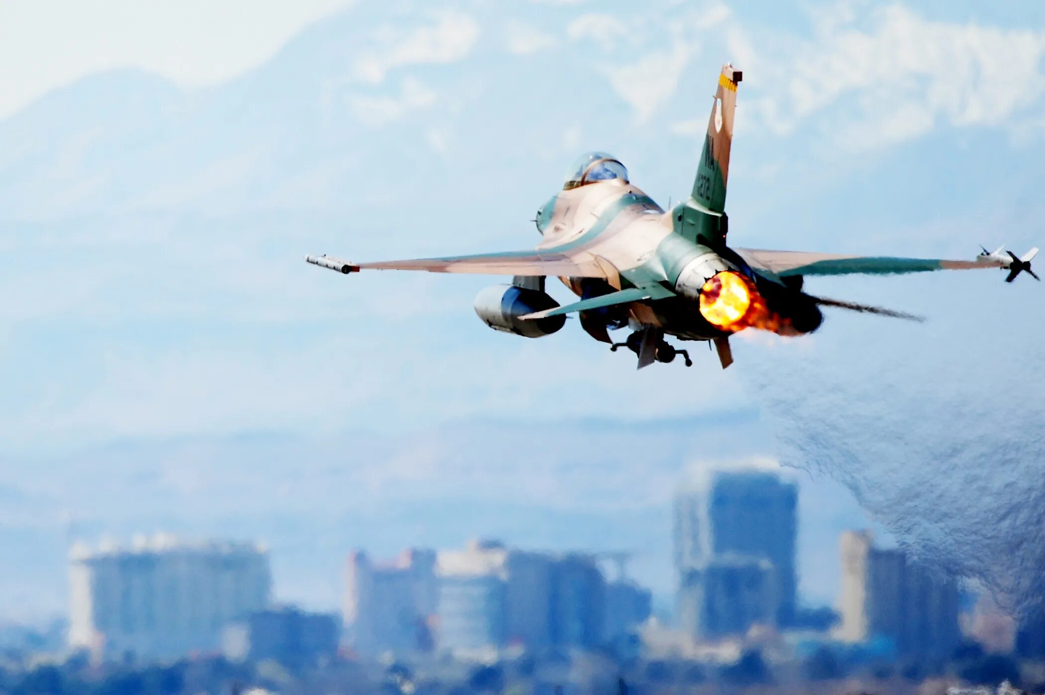 Самолет находящийся в полете преодолевает 230 м. F16 истребитель. джет файтер самолет. f-16 fighting falcon. f16.