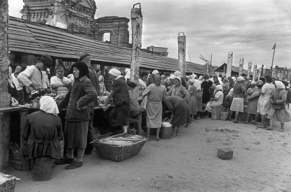 Повседневность в советском тылу. Сталинград 1947. Сенной рынок 1942. Послевоенная повседневность. Послевоенные годы.