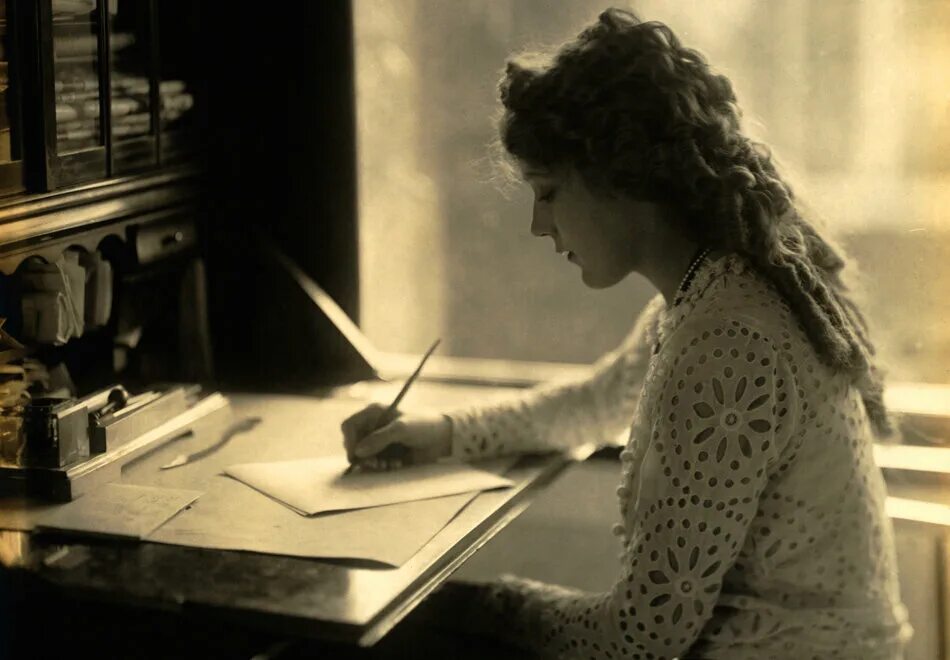 Она видела что она написала. Девушка писатель. Писатель за работой. Писательница за письменным столом. Писатель за столом.