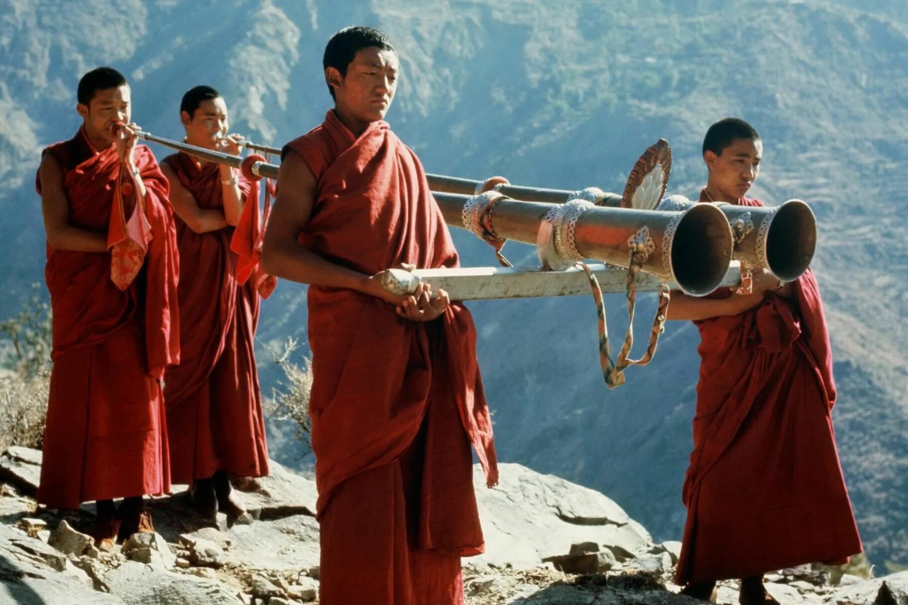 Тибетские трубы дунгчен. Тибет монахи. Тибетские музыкальные инструменты. Музыкальные инструменты буддистов. Музыка тибетской флейты