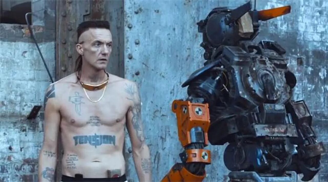 Робот по имени чаппи саундтреки. Робот чаппи папа. die antwoord чаппи. уоткин тюдор джонс чаппи. гангстеры робот чаппи.