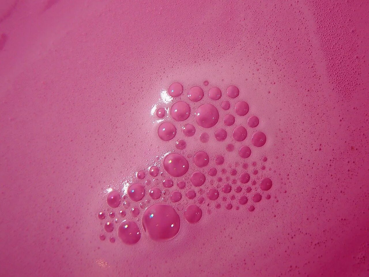 Розовая слюна. Розовая мыльная пена. Розовые пузыри. Перистая розовая иокрота. Красивая пена мыльная.