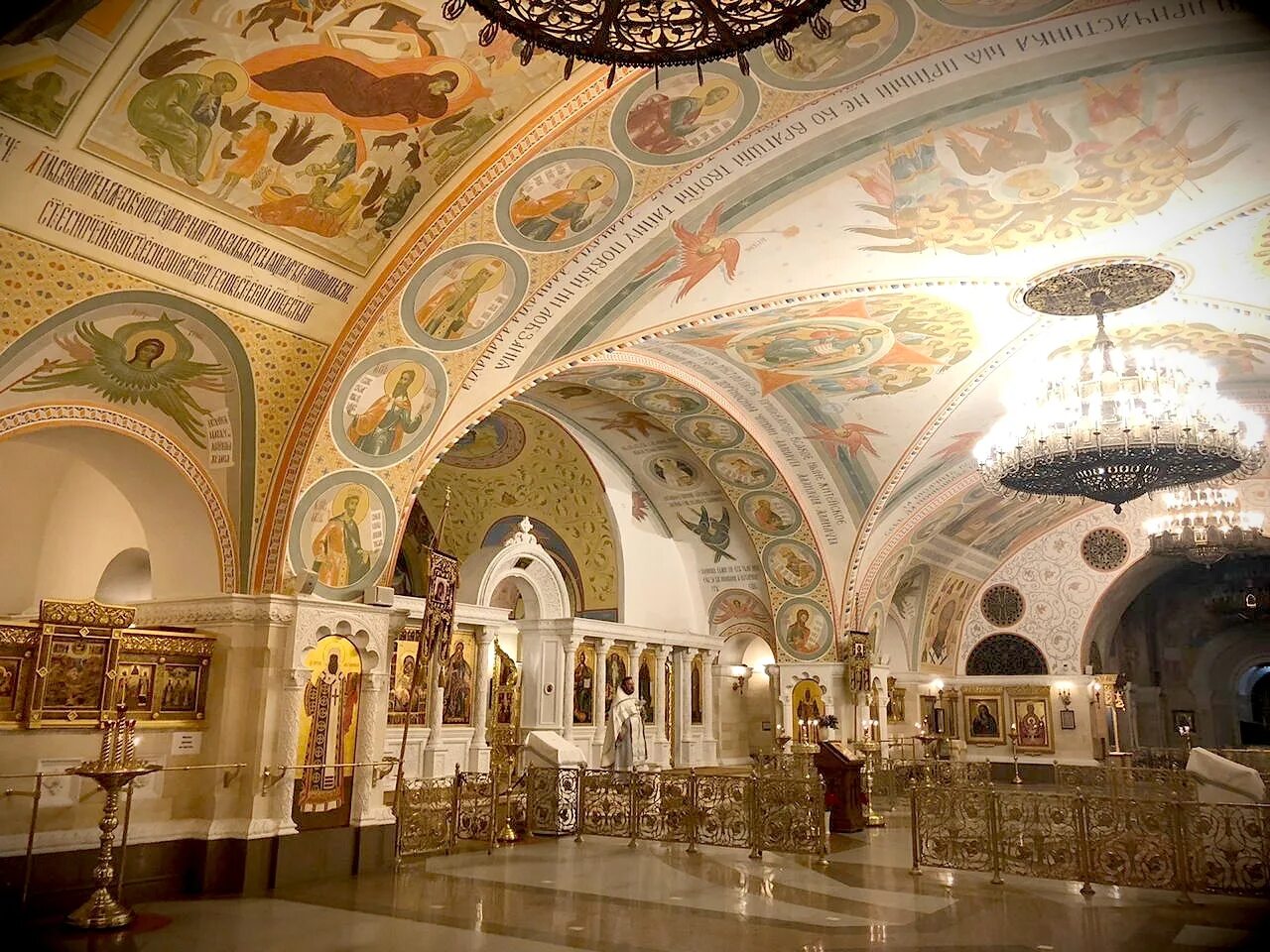 Храм христа спасителя сорокоуст. Нижний храм христа спасителя. храм христа спасителя интерьер. нижний храм ххс. нижний храм преображенская церковь храма христа спасителя.