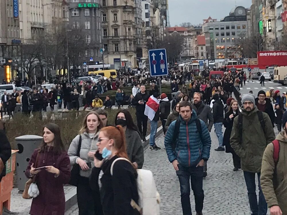 Свежие новости украины видео ютуб. Демонстрация в Праге на Вацлавской площади. Демонстрация в Петербурге. Люди на площади. Площадь Немцова в Праге.