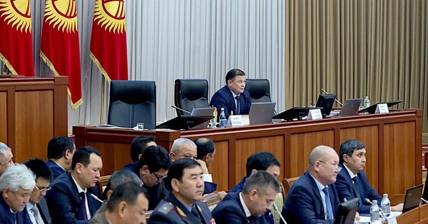 Здание жогорку кенеш кыргызской республики. Депутат жогорку кенеша кыргызской республики. Жогорку кенеш кыргызской республики. Кыргызстан парламент депутаты. Жогорку кенеш зал.