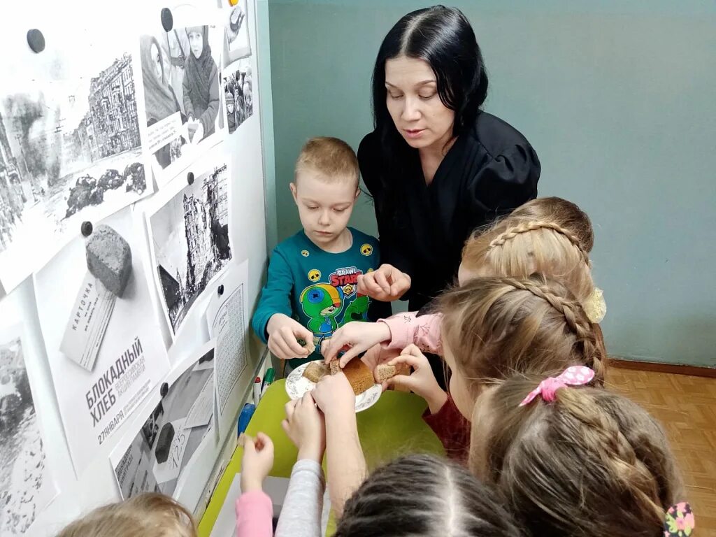 Детский сад блокада. Блокадный хлеб в детском саду. Блокадный хлеб фотоотчет в детском саду. Блокада Ленинграда рисунок на конкурс. Воспитатели блокадного детсада.